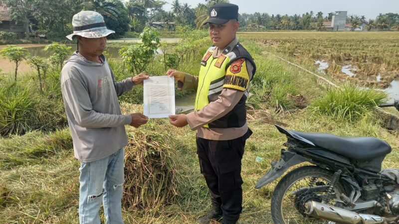 Personel Bhabinkamtibmas Polsek Buay Madang Timur menyerahkan lembaran Maklumat Kapolda Sumsel tentang larangan membakar hutan dan lahan (Karhutla) langsung kepada seorang petani di area persawahan Desa Kumpul Rejo, Kecamatan Buay Madang Timur, Kabupaten OKU Timur.