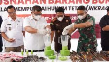 Foto saat pemusnahan barang bukti di kantor Kejari OKI