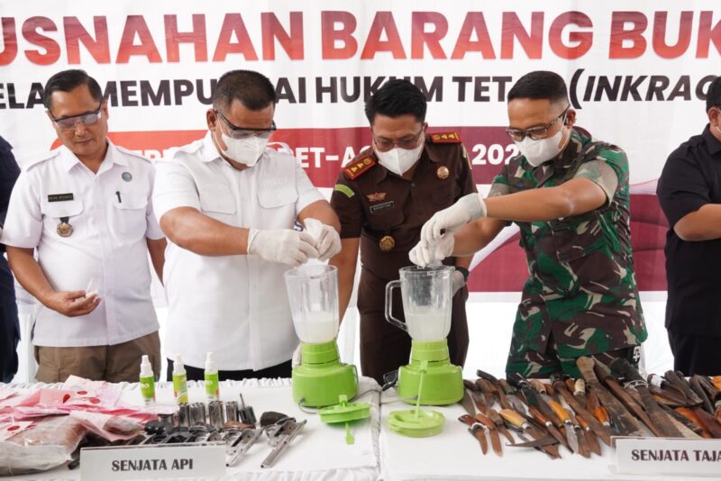 Foto saat pemusnahan barang bukti di kantor Kejari OKI