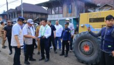 Gubernur Sumsel, Herman Deru saat meninjau pemeliharaan dan rekonstruksi jalan di Desa Seleman Ulu, Kecamatan Muara Pinang, Kabupaten Empat Lawang, Selasa (22/9/2026). foto: pemprov sumsel