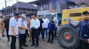Gubernur Sumsel, Herman Deru saat meninjau pemeliharaan dan rekonstruksi jalan di Desa Seleman Ulu, Kecamatan Muara Pinang, Kabupaten Empat Lawang, Selasa (22/9/2026). foto: pemprov sumsel