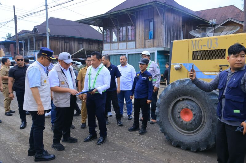 Gubernur Sumsel, Herman Deru saat meninjau pemeliharaan dan rekonstruksi jalan di Desa Seleman Ulu, Kecamatan Muara Pinang, Kabupaten Empat Lawang, Selasa (22/9/2026). foto: pemprov sumsel