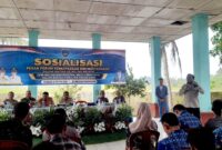 Perwakilan Polsek Buay Madang Timur bersama jajaran Kesbangpol, BIN, Koramil, dan Pemerintah Kecamatan saat memberikan pengarahan dalam kegiatan Sosialisasi Peran Forum Kewaspadaan Dini Masyarakat (FKDM) di Aula Kantor Kecamatan Buay Madang Timur.