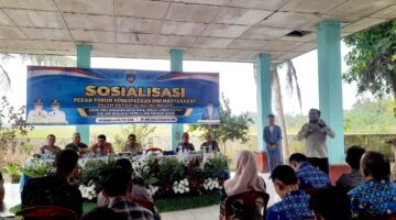 Perwakilan Polsek Buay Madang Timur bersama jajaran Kesbangpol, BIN, Koramil, dan Pemerintah Kecamatan saat memberikan pengarahan dalam kegiatan Sosialisasi Peran Forum Kewaspadaan Dini Masyarakat (FKDM) di Aula Kantor Kecamatan Buay Madang Timur.
