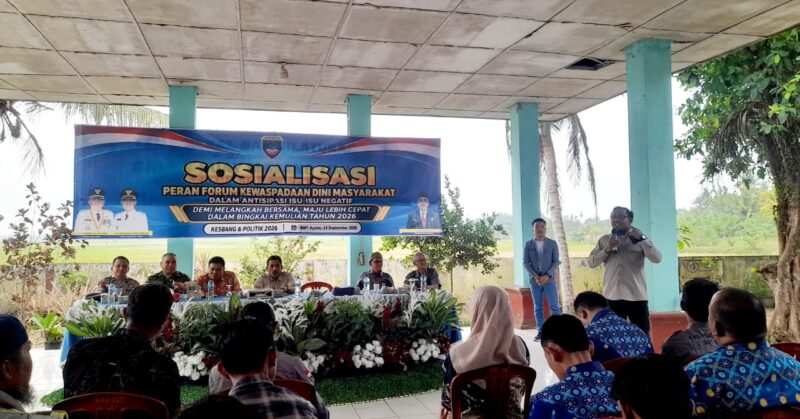 Perwakilan Polsek Buay Madang Timur bersama jajaran Kesbangpol, BIN, Koramil, dan Pemerintah Kecamatan saat memberikan pengarahan dalam kegiatan Sosialisasi Peran Forum Kewaspadaan Dini Masyarakat (FKDM) di Aula Kantor Kecamatan Buay Madang Timur.