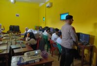 Personel Polsek Buay Madang Timur mendampingi dan membimbing langsung para siswa SMA Muhammadiyah 2 Karang Tengah saat mempraktikkan pengisian modul edukasi pada program pelatihan teknologi di laboratorium komputer sekolah, Kecamatan Buay Madang Timur, Kabupaten OKU Timur.
