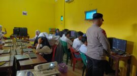 Personel Polsek Buay Madang Timur mendampingi dan membimbing langsung para siswa SMA Muhammadiyah 2 Karang Tengah saat mempraktikkan pengisian modul edukasi pada program pelatihan teknologi di laboratorium komputer sekolah, Kecamatan Buay Madang Timur, Kabupaten OKU Timur.