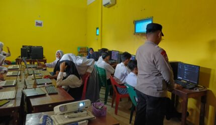 Personel Polsek Buay Madang Timur mendampingi dan membimbing langsung para siswa SMA Muhammadiyah 2 Karang Tengah saat mempraktikkan pengisian modul edukasi pada program pelatihan teknologi di laboratorium komputer sekolah, Kecamatan Buay Madang Timur, Kabupaten OKU Timur.