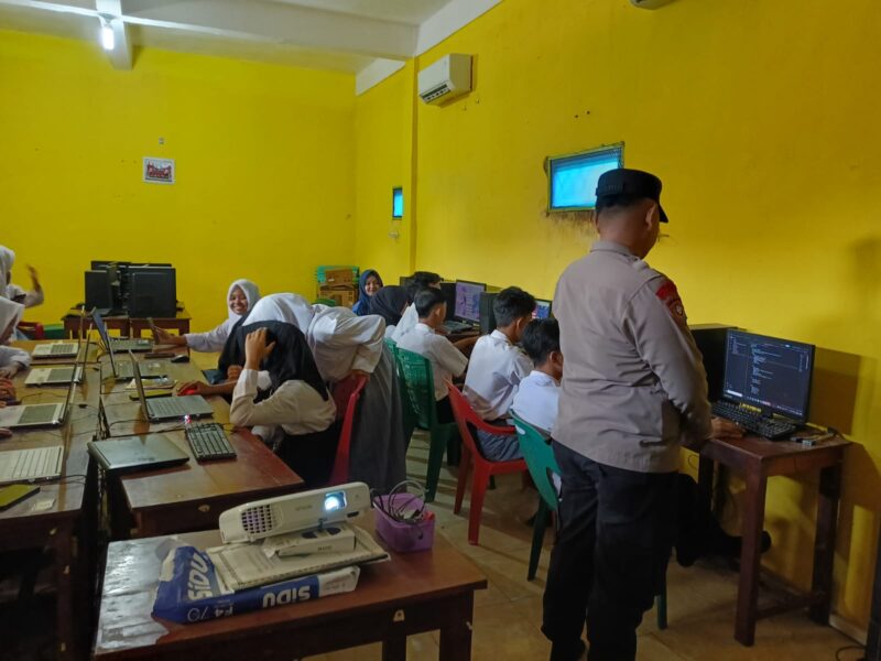 Personel Polsek Buay Madang Timur mendampingi dan membimbing langsung para siswa SMA Muhammadiyah 2 Karang Tengah saat mempraktikkan pengisian modul edukasi pada program pelatihan teknologi di laboratorium komputer sekolah, Kecamatan Buay Madang Timur, Kabupaten OKU Timur.