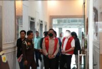 Saat JPU melakukan tahap II, Wakil Bupati PALI nonaktif Iwan Tuaji dan Alhefy Kurniawan diserahkan dalam perkara dugaan gratifikasi dan/atau suap proyek PALI 2024.