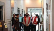 Saat JPU melakukan tahap II, Wakil Bupati PALI nonaktif Iwan Tuaji dan Alhefy Kurniawan diserahkan dalam perkara dugaan gratifikasi dan/atau suap proyek PALI 2024.