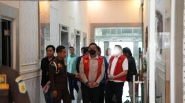Saat JPU melakukan tahap II, Wakil Bupati PALI nonaktif Iwan Tuaji dan Alhefy Kurniawan diserahkan dalam perkara dugaan gratifikasi dan/atau suap proyek PALI 2024.