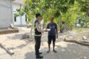 Personel Polsek Buay Madang Timur, Aipda Zulkifli, menyerahkan paket makanan siap saji secara langsung kepada seorang warga di Desa Kedu, Kecamatan Buay Madang Timur, Kabupaten OKU Timur.