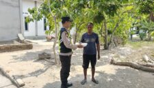 Personel Polsek Buay Madang Timur, Aipda Zulkifli, menyerahkan paket makanan siap saji secara langsung kepada seorang warga di Desa Kedu, Kecamatan Buay Madang Timur, Kabupaten OKU Timur.