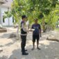 Personel Polsek Buay Madang Timur, Aipda Zulkifli, menyerahkan paket makanan siap saji secara langsung kepada seorang warga di Desa Kedu, Kecamatan Buay Madang Timur, Kabupaten OKU Timur.