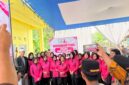 Foto bersama di sela-sela peresmian fasilitas Sumur Bor dan MCK dalam rangka Hari Kesatuan Gerak Bhayangkari (HKGB) ke-74 di Desa Berasan Mulya, Kecamatan Buay Madang Timur, OKU Timur.