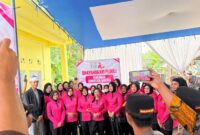 Foto bersama di sela-sela peresmian fasilitas Sumur Bor dan MCK dalam rangka Hari Kesatuan Gerak Bhayangkari (HKGB) ke-74 di Desa Berasan Mulya, Kecamatan Buay Madang Timur, OKU Timur.