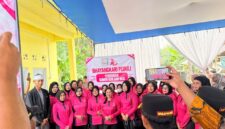 Foto bersama di sela-sela peresmian fasilitas Sumur Bor dan MCK dalam rangka Hari Kesatuan Gerak Bhayangkari (HKGB) ke-74 di Desa Berasan Mulya, Kecamatan Buay Madang Timur, OKU Timur.