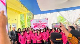 Foto bersama di sela-sela peresmian fasilitas Sumur Bor dan MCK dalam rangka Hari Kesatuan Gerak Bhayangkari (HKGB) ke-74 di Desa Berasan Mulya, Kecamatan Buay Madang Timur, OKU Timur.