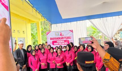 Foto bersama di sela-sela peresmian fasilitas Sumur Bor dan MCK dalam rangka Hari Kesatuan Gerak Bhayangkari (HKGB) ke-74 di Desa Berasan Mulya, Kecamatan Buay Madang Timur, OKU Timur.