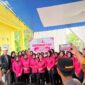 Foto bersama di sela-sela peresmian fasilitas Sumur Bor dan MCK dalam rangka Hari Kesatuan Gerak Bhayangkari (HKGB) ke-74 di Desa Berasan Mulya, Kecamatan Buay Madang Timur, OKU Timur.