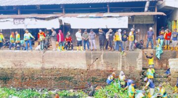 Kolaborasi Bersama Pemkot Palembang Kodim 0418 Bersama Bersihkan Sungai Sekanak