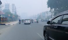 Asap Tebal Selimuti Jalan Sudirman Palembang, Gedung Tinggi Nyaris Tak Terlihat