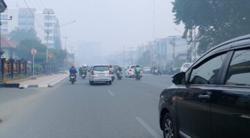 Asap Tebal Selimuti Jalan Sudirman Palembang, Gedung Tinggi Nyaris Tak Terlihat