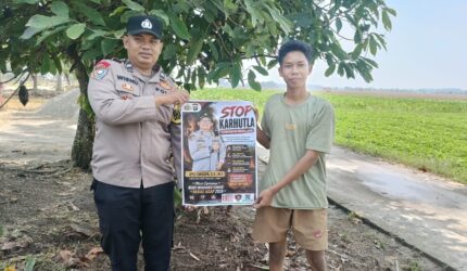 Personel Polsek Buay Madang Timur, Aipda Wisnu Saputra, memberikan pamflet Maklumat Kapolda Sumsel mengenai larangan pembakaran hutan dan lahan kepada salah seorang warga di Kecamatan Buay Madang Timur, Kabupaten OKU Timur.