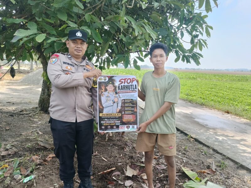 Personel Polsek Buay Madang Timur, Aipda Wisnu Saputra, memberikan pamflet Maklumat Kapolda Sumsel mengenai larangan pembakaran hutan dan lahan kepada salah seorang warga di Kecamatan Buay Madang Timur, Kabupaten OKU Timur.