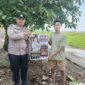 Personel Polsek Buay Madang Timur, Aipda Wisnu Saputra, memberikan pamflet Maklumat Kapolda Sumsel mengenai larangan pembakaran hutan dan lahan kepada salah seorang warga di Kecamatan Buay Madang Timur, Kabupaten OKU Timur.