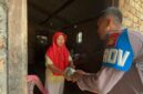 Kanit Provos Polsek Buay Madang Timur, Bripka Didi Handoko, menyerahkan paket bantuan makanan kepada salah seorang lansia di Desa Karang Tengah, Kecamatan Buay Madang Timur, Kabupaten OKU Timur.
