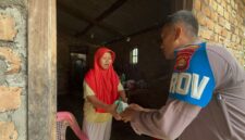 Kanit Provos Polsek Buay Madang Timur, Bripka Didi Handoko, menyerahkan paket bantuan makanan kepada salah seorang lansia di Desa Karang Tengah, Kecamatan Buay Madang Timur, Kabupaten OKU Timur.