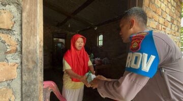 Kanit Provos Polsek Buay Madang Timur, Bripka Didi Handoko, menyerahkan paket bantuan makanan kepada salah seorang lansia di Desa Karang Tengah, Kecamatan Buay Madang Timur, Kabupaten OKU Timur.