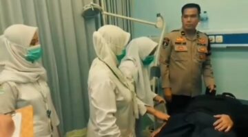 Aksi Humanis Polisi: Temukan Warga Terjatuh dari Motor, Langsung Dilarikan ke RS Sobirin