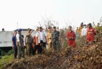 photo Menteri Kehutanan, Kepala BNBP, Gubernur Sumsel dan Bupati OKI meninjau kebakaran hutan dan lahan di areal Tol Kayuagung-Palembang