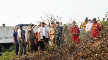 photo Menteri Kehutanan, Kepala BNBP, Gubernur Sumsel dan Bupati OKI meninjau kebakaran hutan dan lahan di areal Tol Kayuagung-Palembang