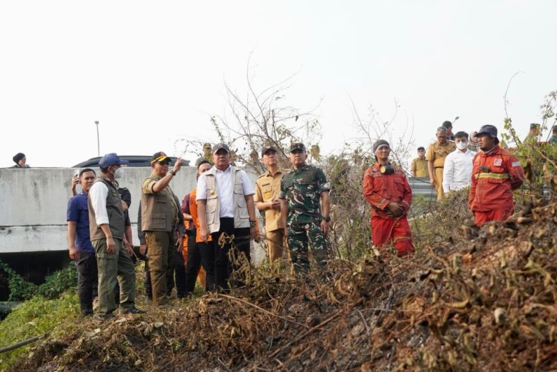 photo Menteri Kehutanan, Kepala BNBP, Gubernur Sumsel dan Bupati OKI meninjau kebakaran hutan dan lahan di areal Tol Kayuagung-Palembang
