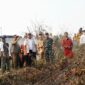 photo Menteri Kehutanan, Kepala BNBP, Gubernur Sumsel dan Bupati OKI meninjau kebakaran hutan dan lahan di areal Tol Kayuagung-Palembang