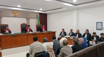 Saat delapan terdakwa Kasus Dugaan dugaan korupsi pemberian fasilitas kredit kepada PT Buana Sriwijaya Sejahtera (BSS) dan PT Sri Andal Lestari (SAL) dihadirkan disidang PN Tipikor Palembang , senin (28/9/2026)
