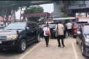 Para terdakwa perkara dugaan korupsi pemberian fasilitas kredit PT Bank Rakyat Indonesia (Persero) Tbk atau BRI kepada PT Buana Sriwijaya Sejahtera (BSS) dan PT Sri Andal Lestari (SAL) berjalan menuju mobil usai menjalani persidangan.