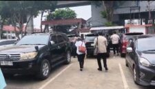 Para terdakwa perkara dugaan korupsi pemberian fasilitas kredit PT Bank Rakyat Indonesia (Persero) Tbk atau BRI kepada PT Buana Sriwijaya Sejahtera (BSS) dan PT Sri Andal Lestari (SAL) berjalan menuju mobil usai menjalani persidangan.