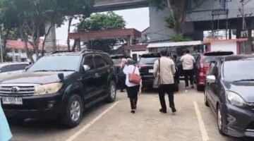 Para terdakwa perkara dugaan korupsi pemberian fasilitas kredit PT Bank Rakyat Indonesia (Persero) Tbk atau BRI kepada PT Buana Sriwijaya Sejahtera (BSS) dan PT Sri Andal Lestari (SAL) berjalan menuju mobil usai menjalani persidangan.