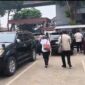 Para terdakwa perkara dugaan korupsi pemberian fasilitas kredit PT Bank Rakyat Indonesia (Persero) Tbk atau BRI kepada PT Buana Sriwijaya Sejahtera (BSS) dan PT Sri Andal Lestari (SAL) berjalan menuju mobil usai menjalani persidangan.