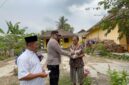 Kapolsek Buay Madang Timur (BMT) IPTU Swisspo, menyerahkan paket makanan secara langsung kepada salah seorang warga lansia saat menggelar aksi 
