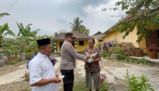 Kapolsek Buay Madang Timur (BMT) IPTU Swisspo, menyerahkan paket makanan secara langsung kepada salah seorang warga lansia saat menggelar aksi 
