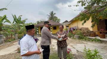 Kapolsek Buay Madang Timur (BMT) IPTU Swisspo, menyerahkan paket makanan secara langsung kepada salah seorang warga lansia saat menggelar aksi 