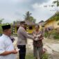Kapolsek Buay Madang Timur (BMT) IPTU Swisspo, menyerahkan paket makanan secara langsung kepada salah seorang warga lansia saat menggelar aksi 