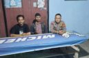 Personel Polsek Buay Madang Timur (BMT), Brigadir Tedy Heryadi, duduk bersama warga saat melaksanakan kegiatan silaturahmi dan sambang dialogis malam hari di Desa Kumpul Rejo, Kecamatan Buay Madang Timur, Kabupaten OKU Timur.