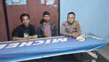 Personel Polsek Buay Madang Timur (BMT), Brigadir Tedy Heryadi, duduk bersama warga saat melaksanakan kegiatan silaturahmi dan sambang dialogis malam hari di Desa Kumpul Rejo, Kecamatan Buay Madang Timur, Kabupaten OKU Timur.